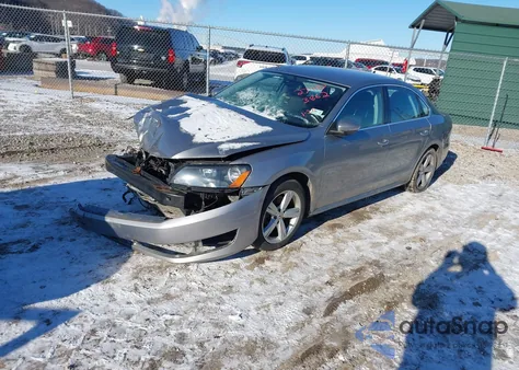 2012 Volkswagen Passat 2.5L Se z USA, uszkodzony, nr VIN 1VWBH7A37CC093862